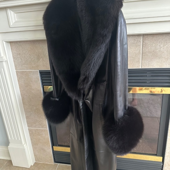 BLACK 100 % FULL LENGTH LEATHER COAT WITH FOX FUR COLLAR & CUFFS - Picture 3 of 5